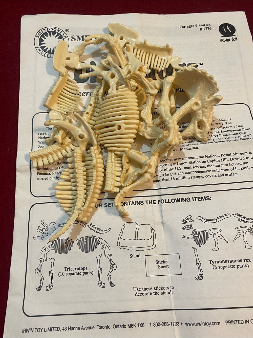 Smithsonian Dinosaurs Triceratops and Tyrannosaurus Rex  ( C15 )